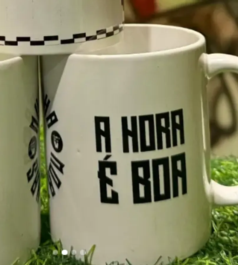 Caneca Muralha — A Hora É Boa
