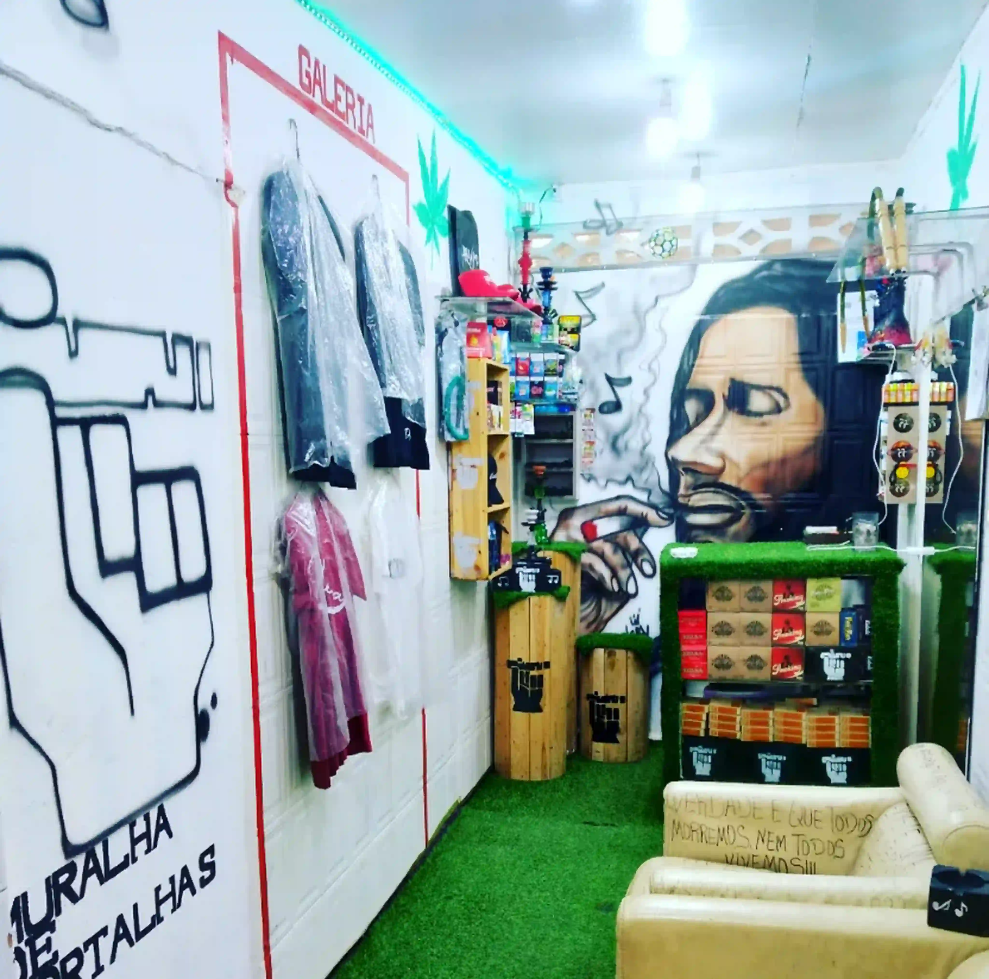 A galeria da loja Muralha de Mortalhas — mural, prateleiras e balcão